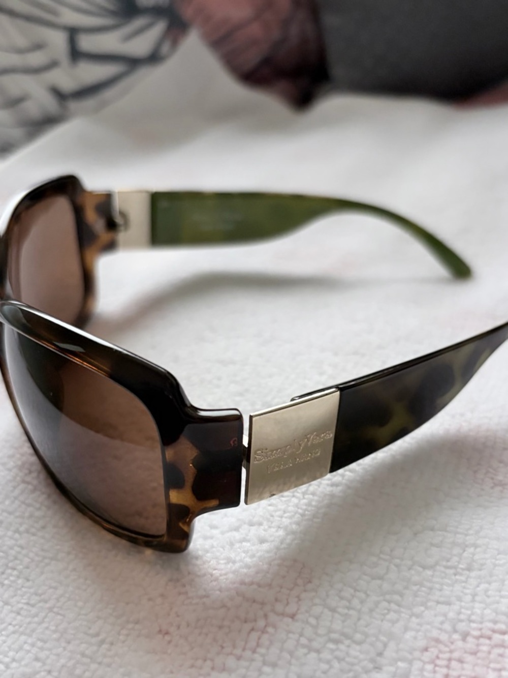 Vera Wang Brown Tortoiseshell Women's Sunglasses - Olive Temples - Picture 2 of 9